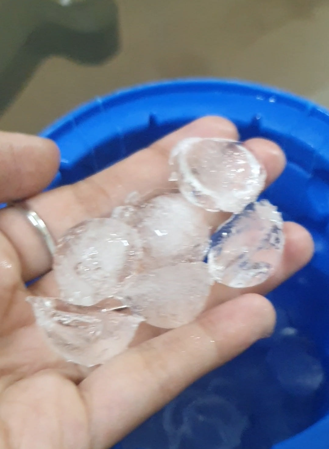 New Magic Ice Cube Maker Ice Bucket